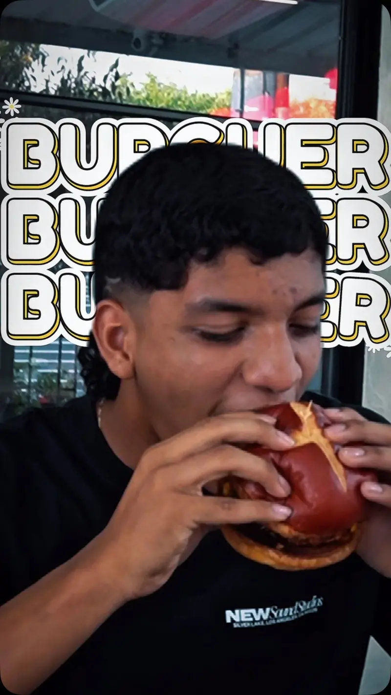 Cliente probando una burger de Dakota